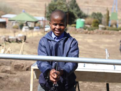 Student Tlhokomelo washing his hands at the school’s new handwashing station.