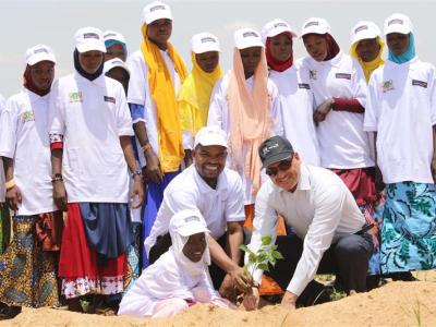 Dogo's children and the WVN National Director planting a tree on National Tree Day in Zinder.