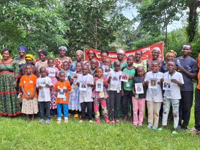 Children and their parents after chosing the sponsors