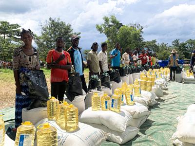Beneficiaries in front of their food