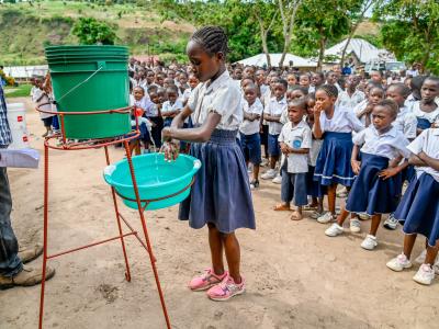 child showing how to wash hands