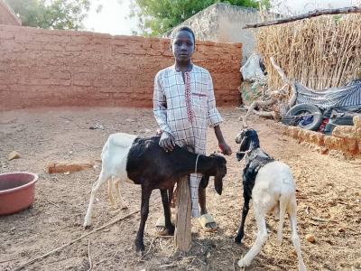 Issoufou avec ses deux chèvres