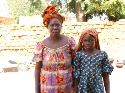 At 48 years old, every morning, Fatim makes breakfast for her children before taking her empty bucket to look for laundry or other household chores in the neighborhoods of Koro. Her main concern is ensuring her children eat in the morning and evening, especially her youngest daughter, who is a 12-year-old student in the 4th grade of primary school