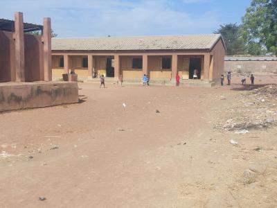 Avant que ce jour ne soit, plusieurs de nos camarades ont été victimes d’accidents avec des motocyclistes traversant la cour de notre école, souvent à grande vitesse. La situation devenait encore plus difficile lors des heures de recréation ou à la descente