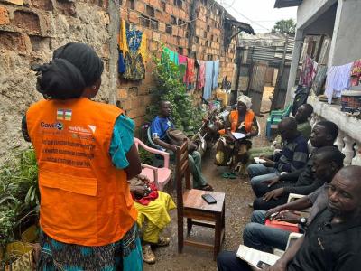 Un facilitateur de santé anime une réunion avec des hommes de la communauté pour discuter de la vaccination à Bangui.