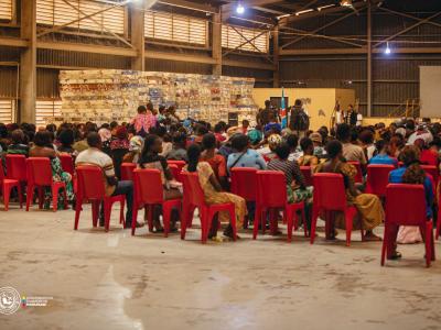 People affected by the floods receive essential household items