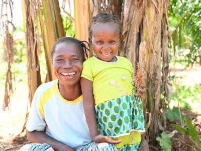 Elodie with her daughter 