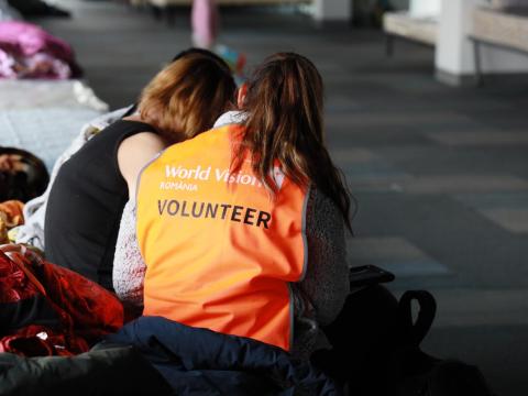 A Wv volunteer speaks to a refugee