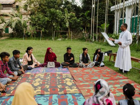 A faith leader teaches a group of young people about the dangers of Child Marriage in Bangladesh.