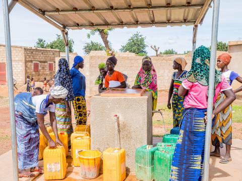 Women at the standpipe - Yako