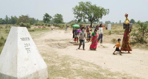 People crossing Nepal/India border