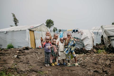 Children stand outside one of the tents at Bulengo IDP camp/ DRC/ 2025.