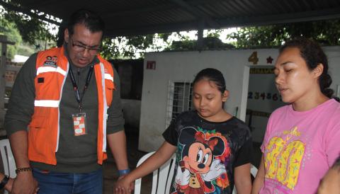 World Vision staff pray together during a visit to a community/  El Salvador /2025.