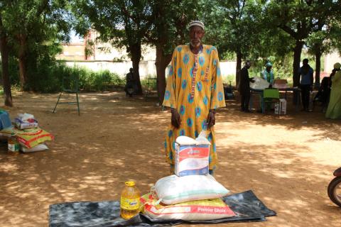 As part of the Global Emergency Rapid Food Assistance project, funded by World Vision Netherlands and World Vision US, food assistance consisting of rice, oil, beans, sugar, and salt was distributed in Sofara to dozens of vulnerable households