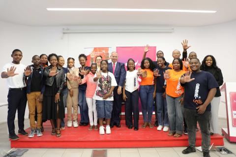 Youth and children who read the key finds of the Nutritional Dialogues in photo together with World Vision Mozambique National Director, Maria Carolina, and the Bank CEO, Rui Pedro,