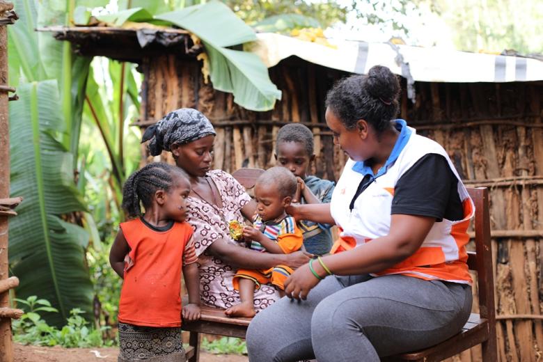 Mekdes assisiting children and their familiies at Gedeo-Guji IDP site.