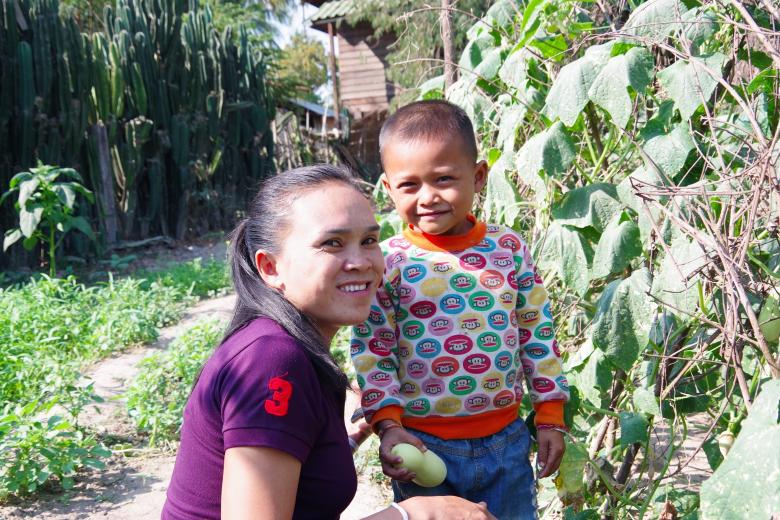Lettuce, chilis, cucumbers, long beans, corns... Chansamone’s garden abounds of fresh and appetizing vegetables. A fence made of cactus protects the luxurious flora grown with natural, non-chemical fertilizers. A garden that will provide food for her and the 13 members of her household. However, it has not been the case in a recent past. For the 35 years-old single mother of a young boy, it has been very difficult to carry the load of the a household also including her parents, grand-parents, brothers and s