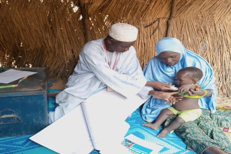 Hamadou treating a child