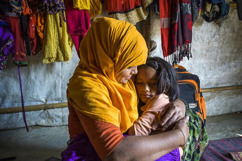 Rohingy mother holds daughter