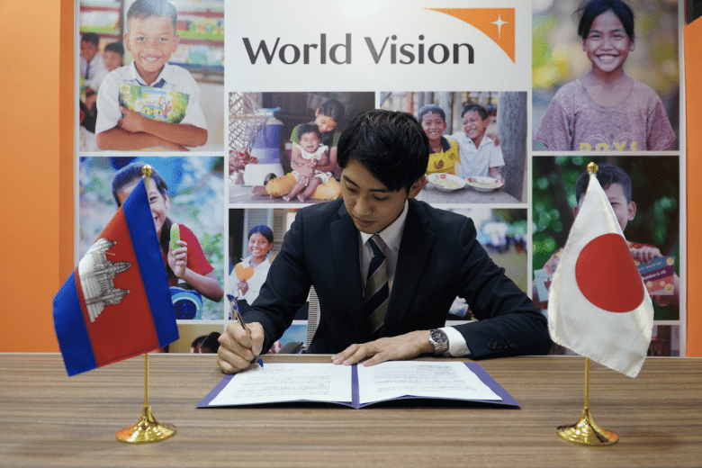 Euijin Lee from World Vision signed the agreement.
