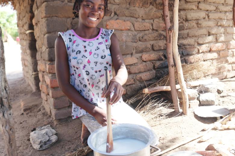 Joana is preparing porridge on cornflour basis