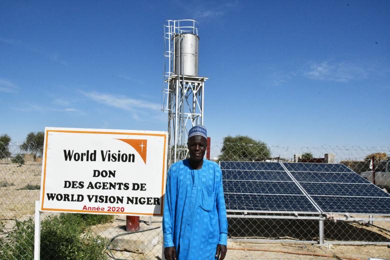 the chief of the village of Gueskerou in front of the water tank