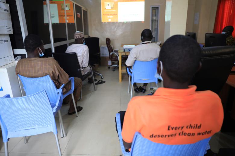 Un groupe du personnel suivant la journee de priere par visioconference