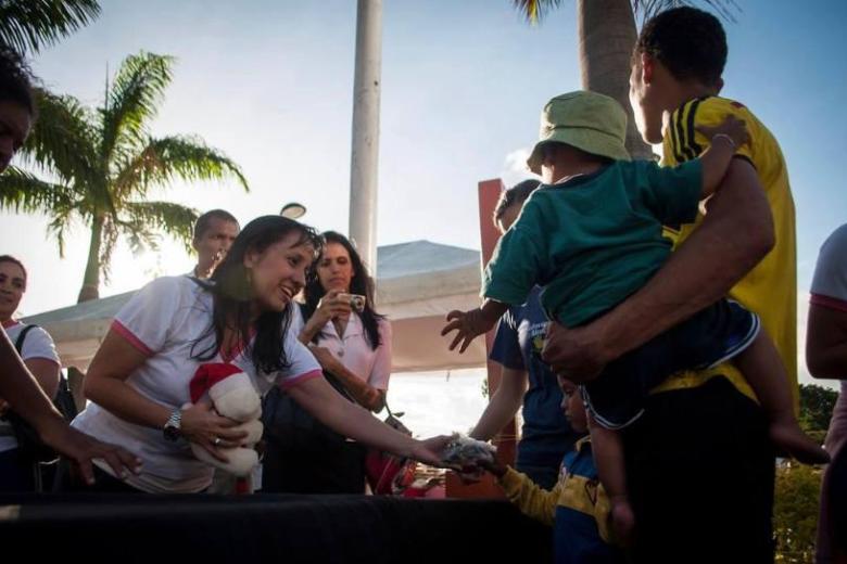 María Eugenia and the Hands that Leave A Mark Foundation team delivering toys and sweets for vulnerable children in the Caracas area. December 2018. Courtesy of María Eugenia Morales
