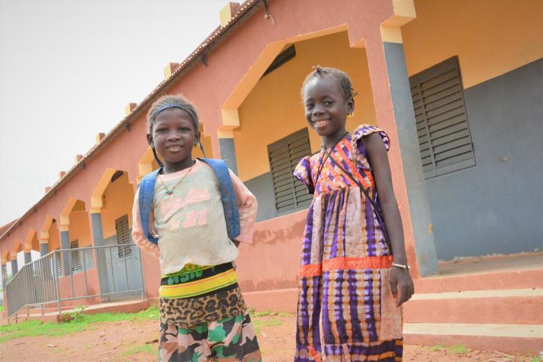 Children in Mali in front of their school
