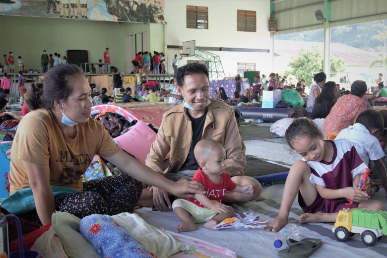 Leli with her parents and little brother, Daniel (1-year-old), Jinha and Janio (45 years old) are sitting in their rest camp. Photo: Anita Marques/World Vision. 07 April 2021.