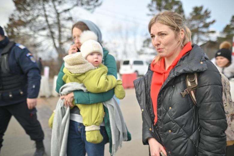 Ukraine families gather at the Romania border.