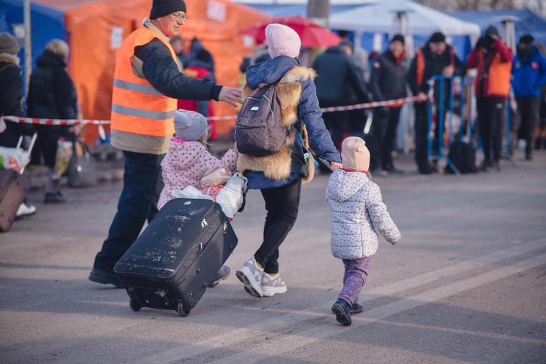 mother and children flee ukraine