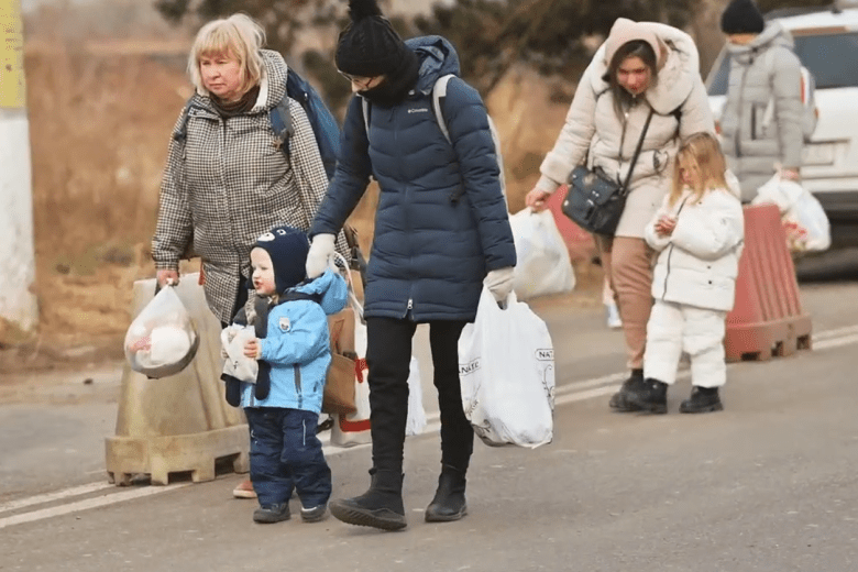 women and children from Ukraine crossing the border