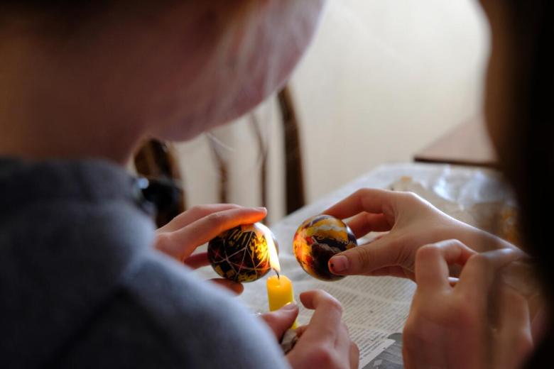 Refugees from Ukraine prepare traditional Easter eggs