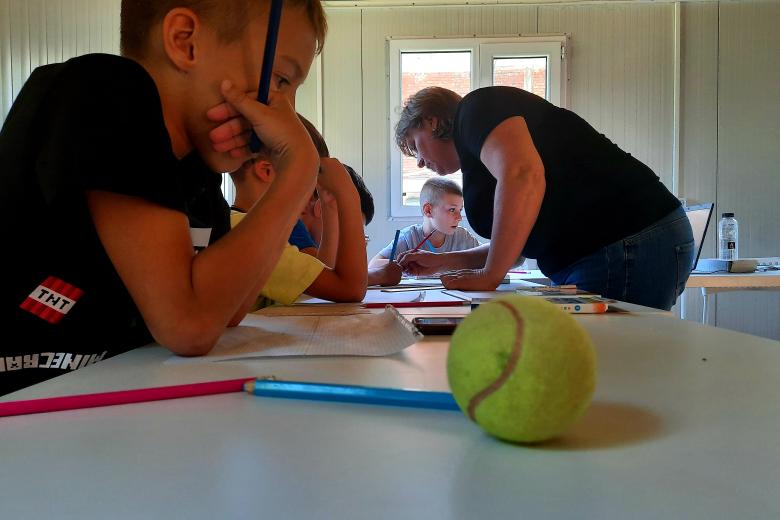 children study math, taught by a Ukrainian refugee mother Svetlana