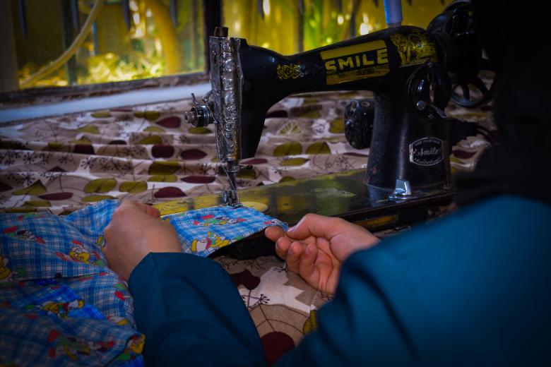 Mays while sewing in her home. Aveen Hussein Ali, © World Vision 2022.