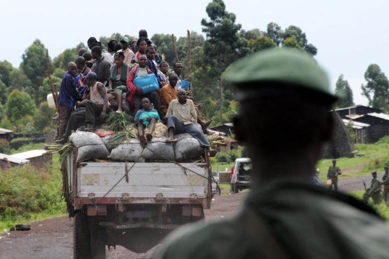Refugees and military on road to Goma