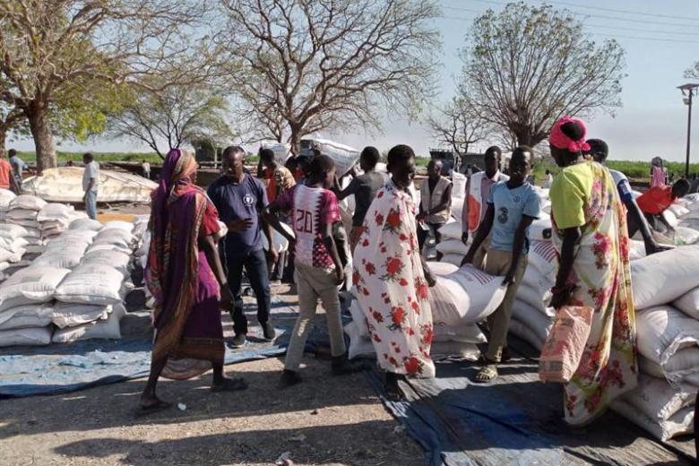 Food distribution in Kodok camp