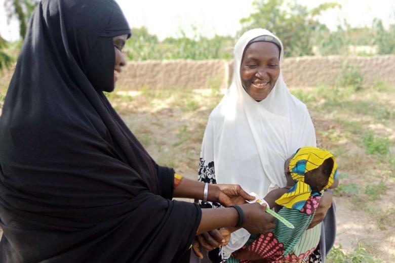 Halima mesure un enfant avec son perimetre brachial
