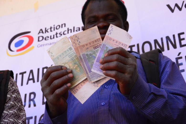cash distribution in Mali recipient holding cash