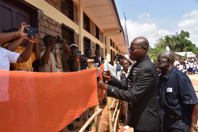 Coupure de ruban pendant la remise officielle du batiment scolaire de l'EP DARK