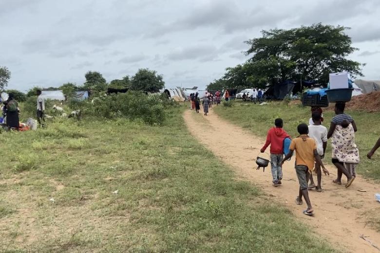 A family arrives in Tomanine accommodation center in Guijá district