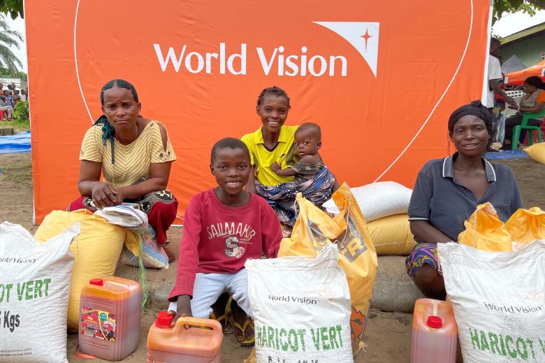 Photo of the beneficiaries of foods kits