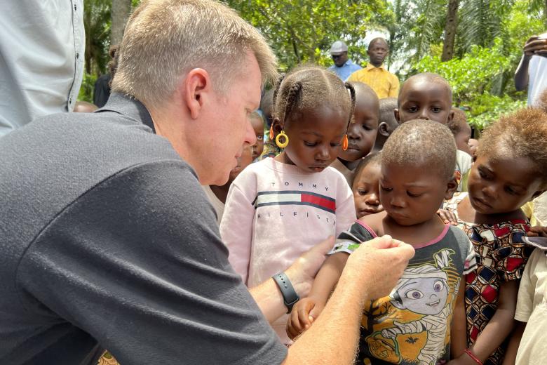 Mark Kelly checking a child brachial circumference