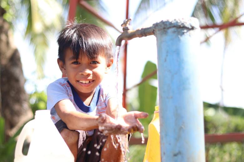 child asia tap water running