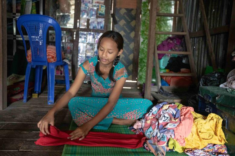 Ei helping her mother by doing household work