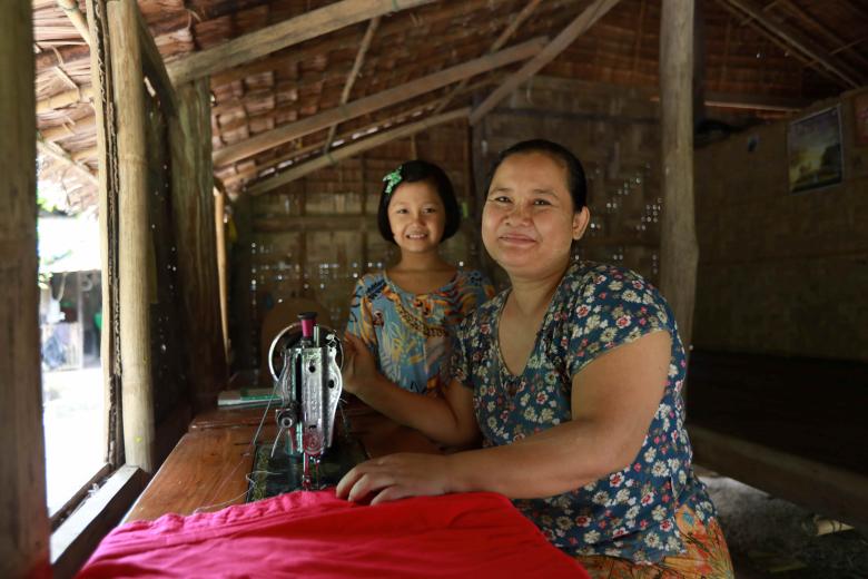 Daw Mu and her daughter