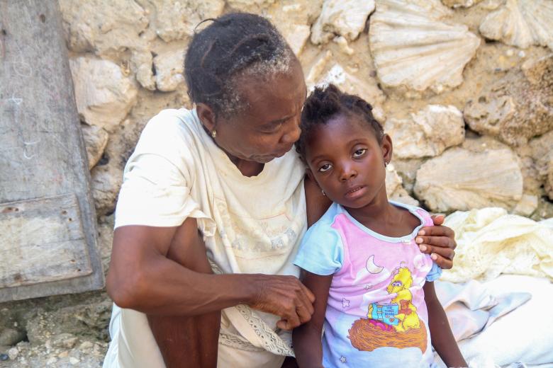 Julienne supportant Stephanie affaiblit par le cholera