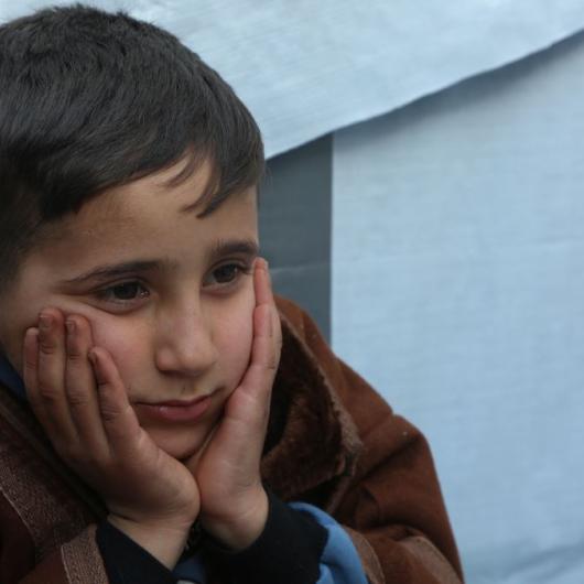 A child affected by the Syria- Türkiye earthquake in a temporary shelter. 