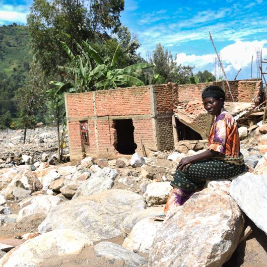 Furaha est survivante des inondations de Kalehe. Elle est assise à l'endroit où était sa maison